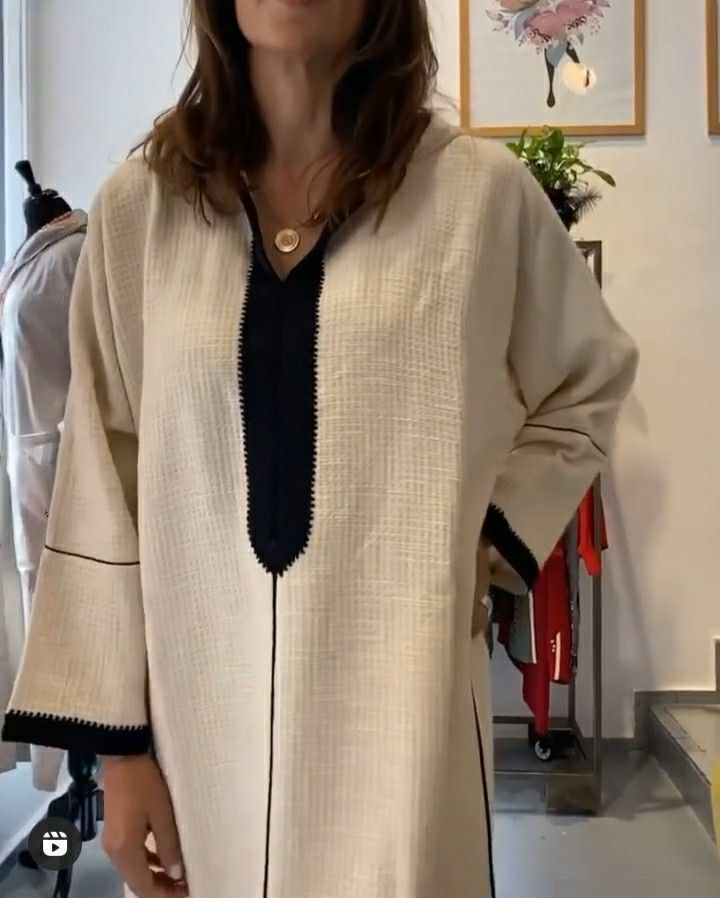 Djellaba Beige Élégante avec Détails Noirs