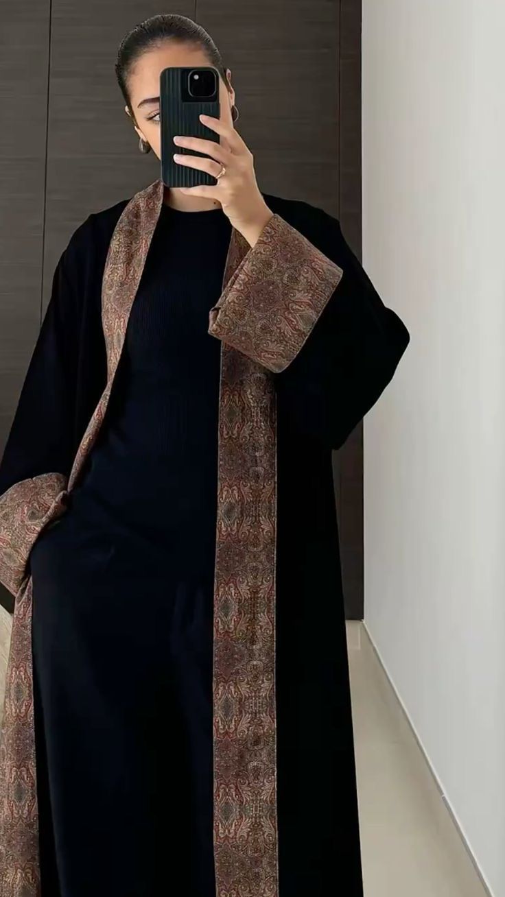Abaya Noire Élégante avec Broderies Dorées